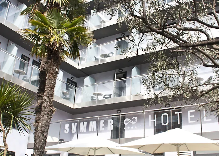 ホテル Summer カレーリャ